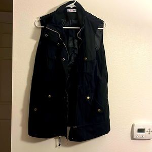 Black vest with pockets, zipper, buttons and drawstring, Size: Large
